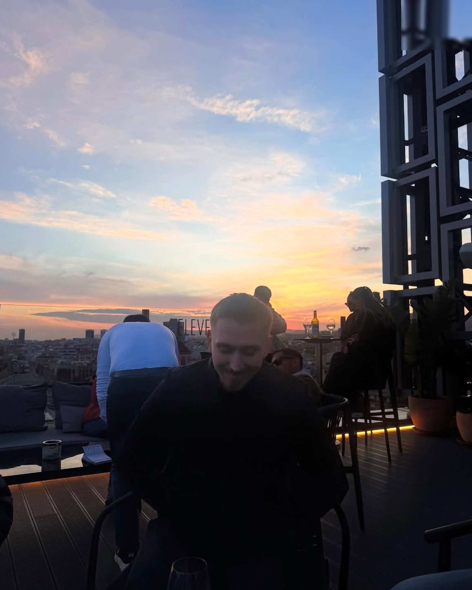 Teamet på takterrass i solnedgången i Barcelona